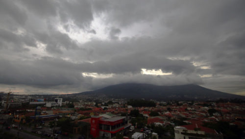 El Salvador, cielo nublado, posible lluvia.
