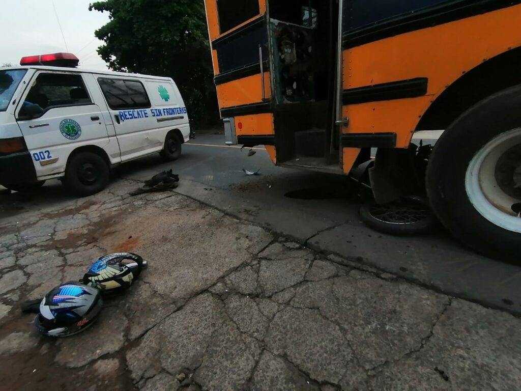 Accidente en Santa Ana. Un motociclista resultó lesionado al chocar contra un bus.