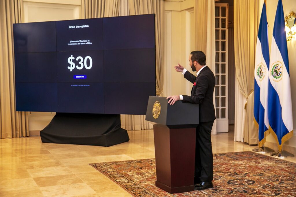Gobierno de El Salvador regalará $30 en billetera virtual para uso de Bitcoin en el país. Nayib Bukele presentó la app Chivo.