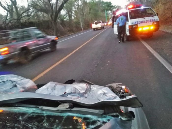 Conductor resulta lesionado tras chocar contra camión recolector de basura sobre carretera a Metapán, Santa Ana