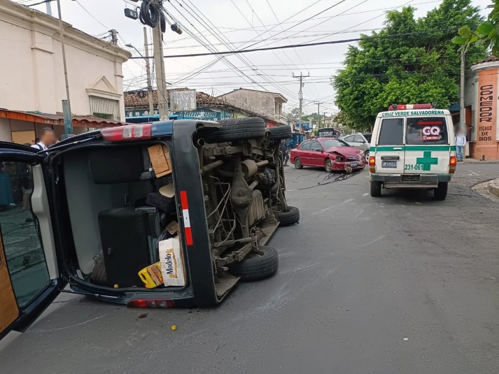 Accidente entre carro y microbús sobre la 9a Calle Poniente, Santa Ana. 30 de mayo 2022