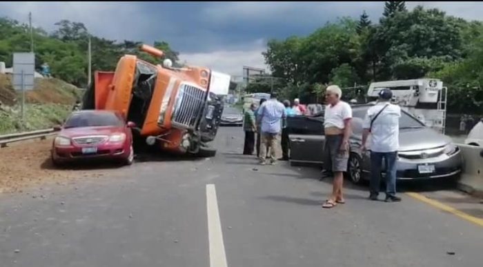Accidente en redondel Santa María, Santa Ana, El Salvador.  9 de junio 2022