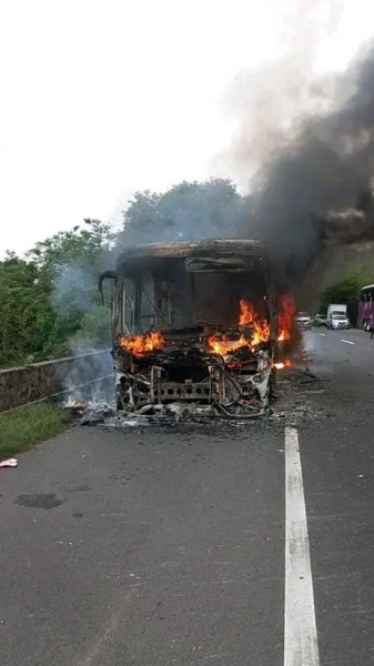 Bus de la ruta 202 fue consumido por un incendio en El Congo, Santa Ana. 30 de mayo de 2022.