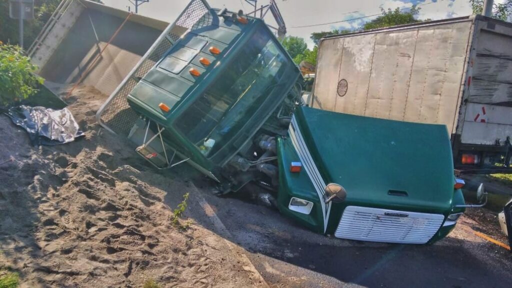 Accidente entre dos camiones y un furgón sobre carretera a San Vicente, en Zacatecoluca