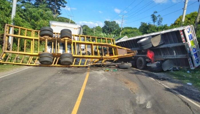 Accidente entre dos camiones y un furgón sobre carretera a San Vicente, en Zacatecoluca