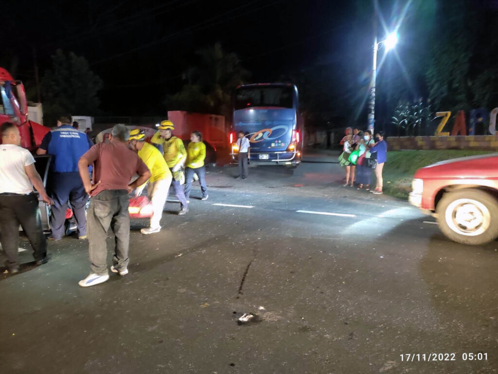 Triple accidente sobre desvío a Zapotitán, La Libertad