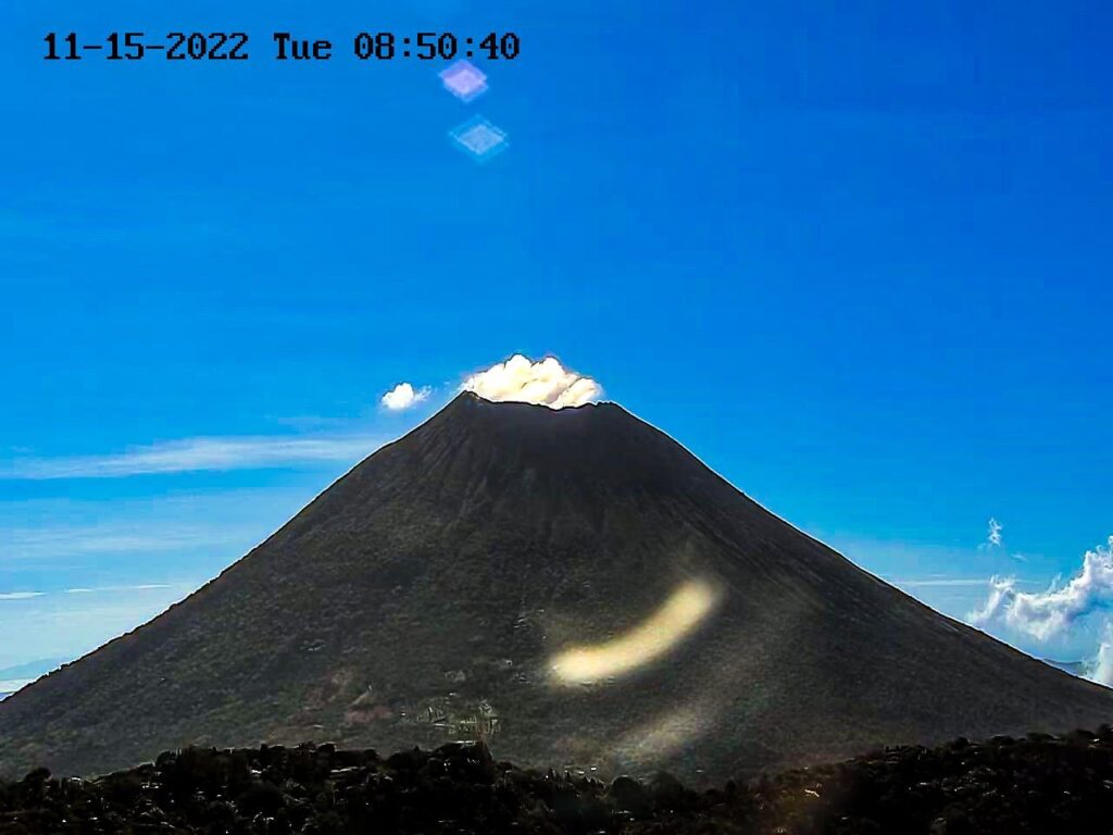 Volcán de San Miguel en proceso de desgasificación.