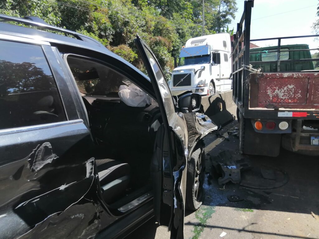 Dos mujeres resultan lesionadas en accidente sobre carretera de Santa Ana a San Salvador