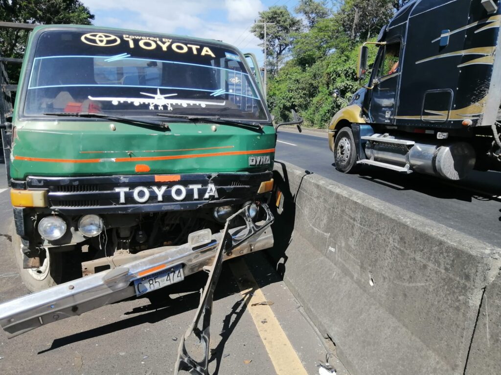 Dos mujeres resultan lesionadas en accidente sobre carretera de Santa Ana a San Salvador