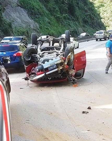 Caos vehicular en Los Chorros por dos accidentes de tránsito.