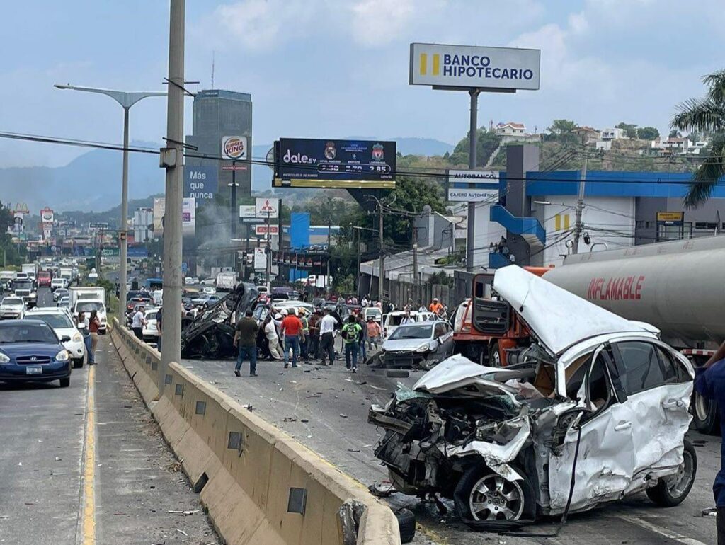 Un fallecido y varios heridos por rastra que impactó contra más de 10 vehículos en San Salvador.