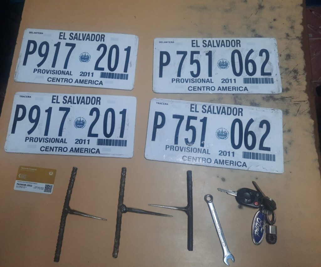 Capturan a ladrones que usaban placas falsas en sus vehículos. Soyapango