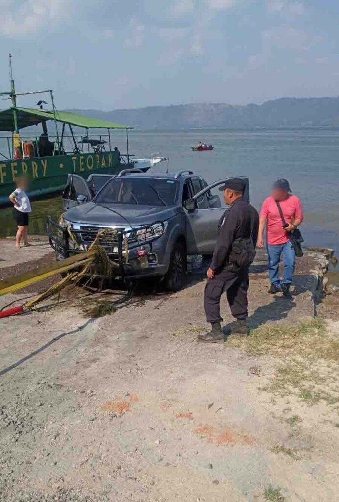 Vehículo con tres personas a bordo cae al Lago de Coatepeque