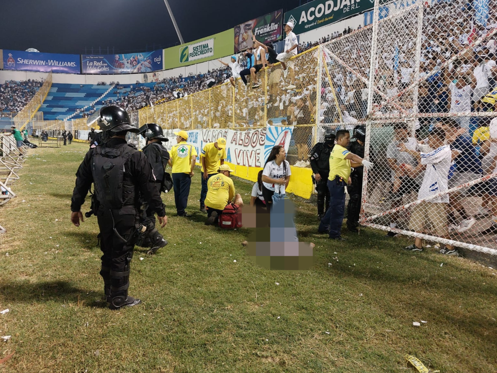 Estampida en el Estadio Cuscatlán deja varios fallecidos y decenas de heridos