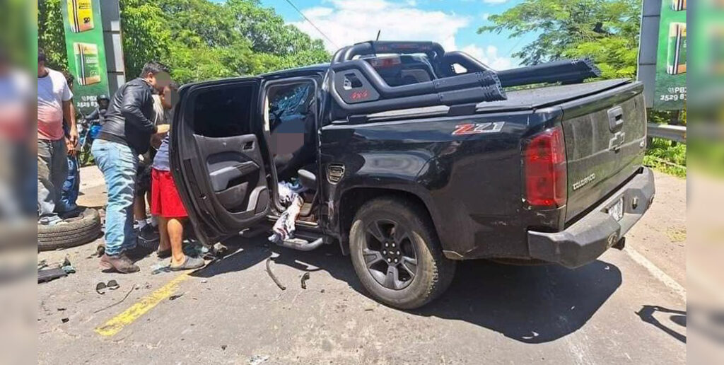 Accidente en El Paisnal deja a persona atrapada en un pick-up 