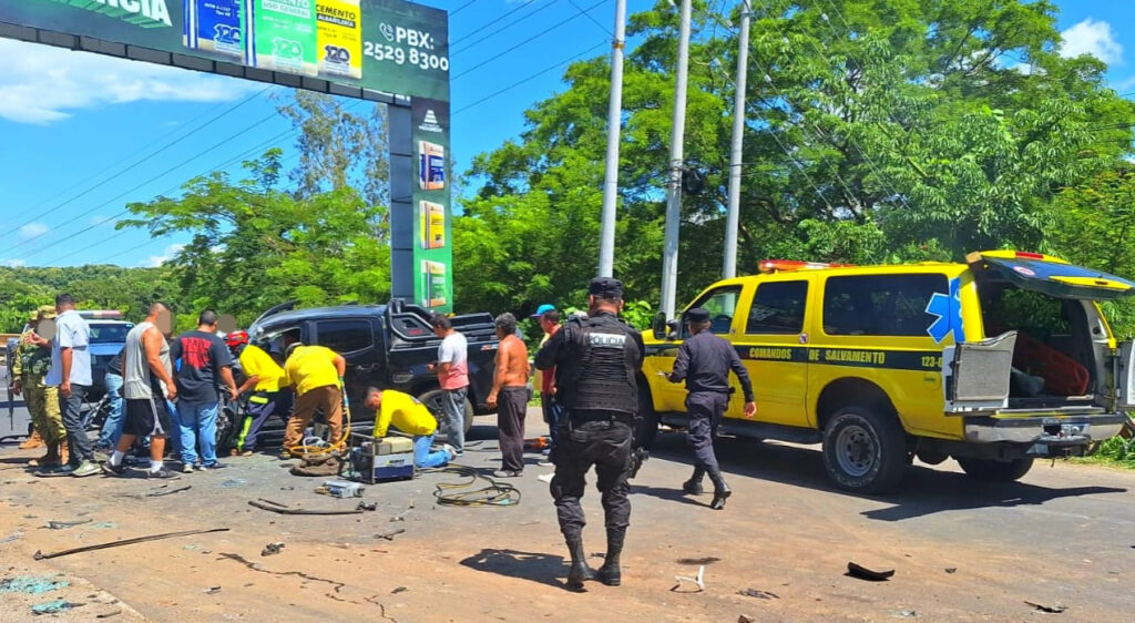 Accidente en El Paisnal deja a persona atrapada en un pick-up
