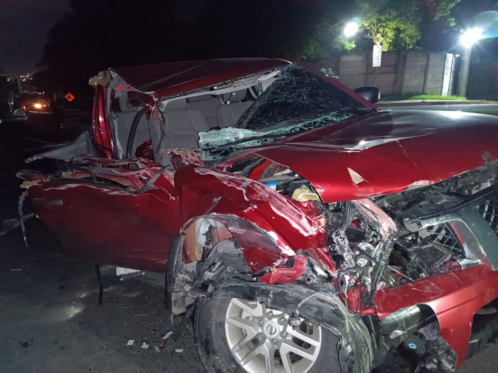 Accidente de tránsito en la Carretera de Oro deja un lesionado. Pick up chocó contra un camión. Soyapango San Salvador 11 septiembre 2023.