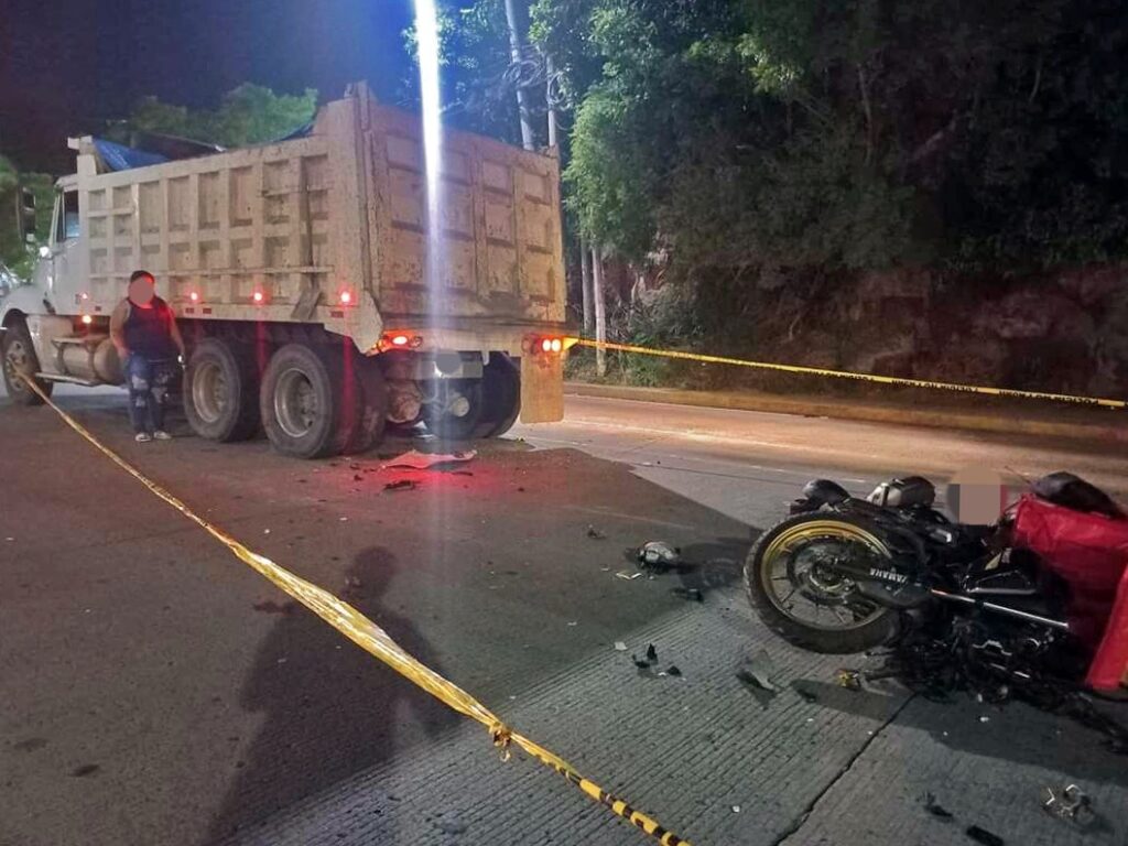 Motociclista delivery muere en accidente en Bulevar Constitución, San Salvador