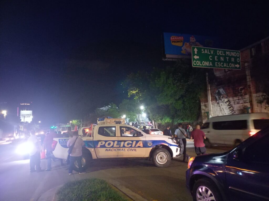 Motociclista delivery muere en accidente en Bulevar Constitución, San Salvador