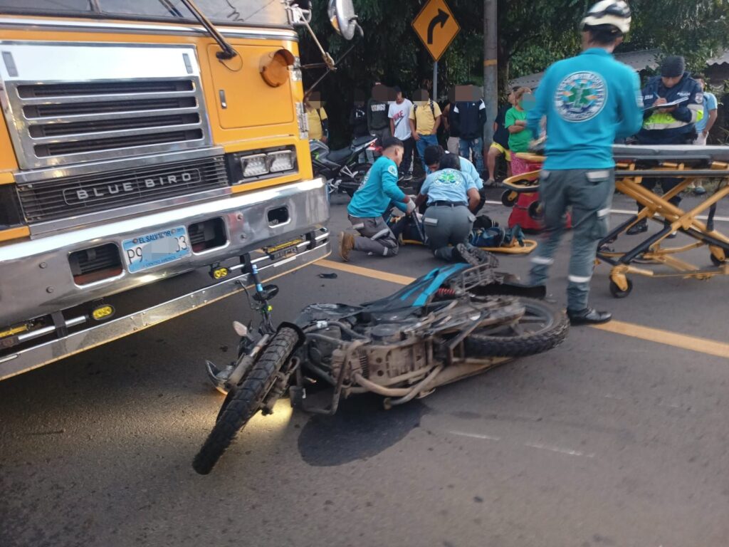 Accidente entre dos motociclistas sobre carretera a Candelaria de la Frontera, Santa Ana.