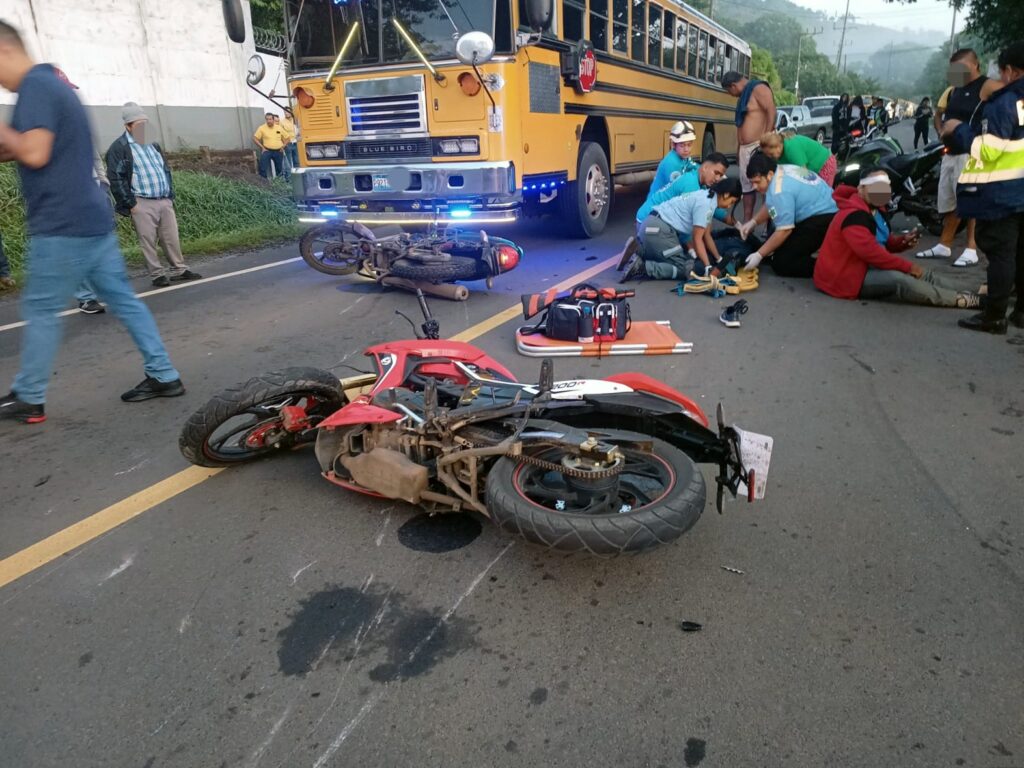 Accidente entre dos motociclistas sobre carretera a Candelaria de la Frontera, Santa Ana.