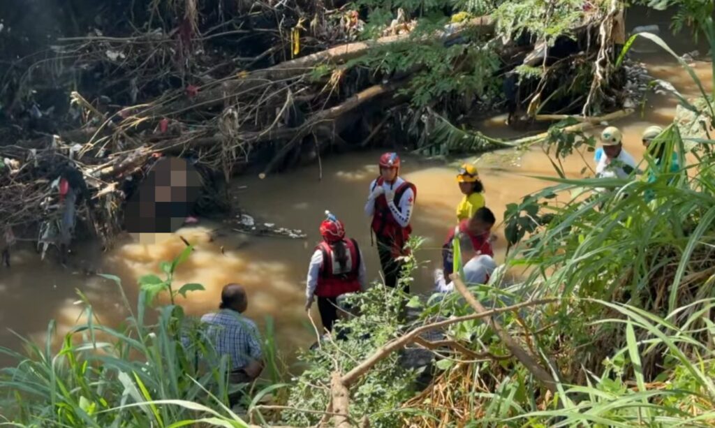 Motociclista arrastrada por corriente Aldea San Antonio, Santa Ana. 16 octubre 2024.