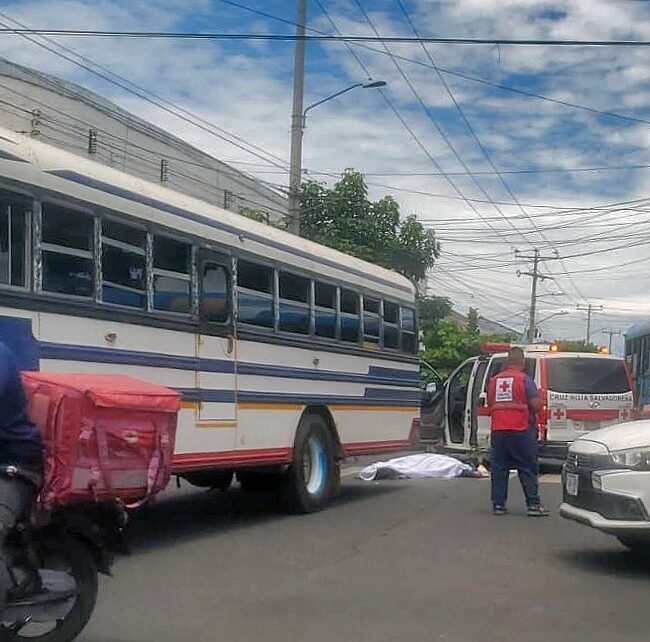 accidente santa ana centro. bus ruta 50 atropella a mujer
